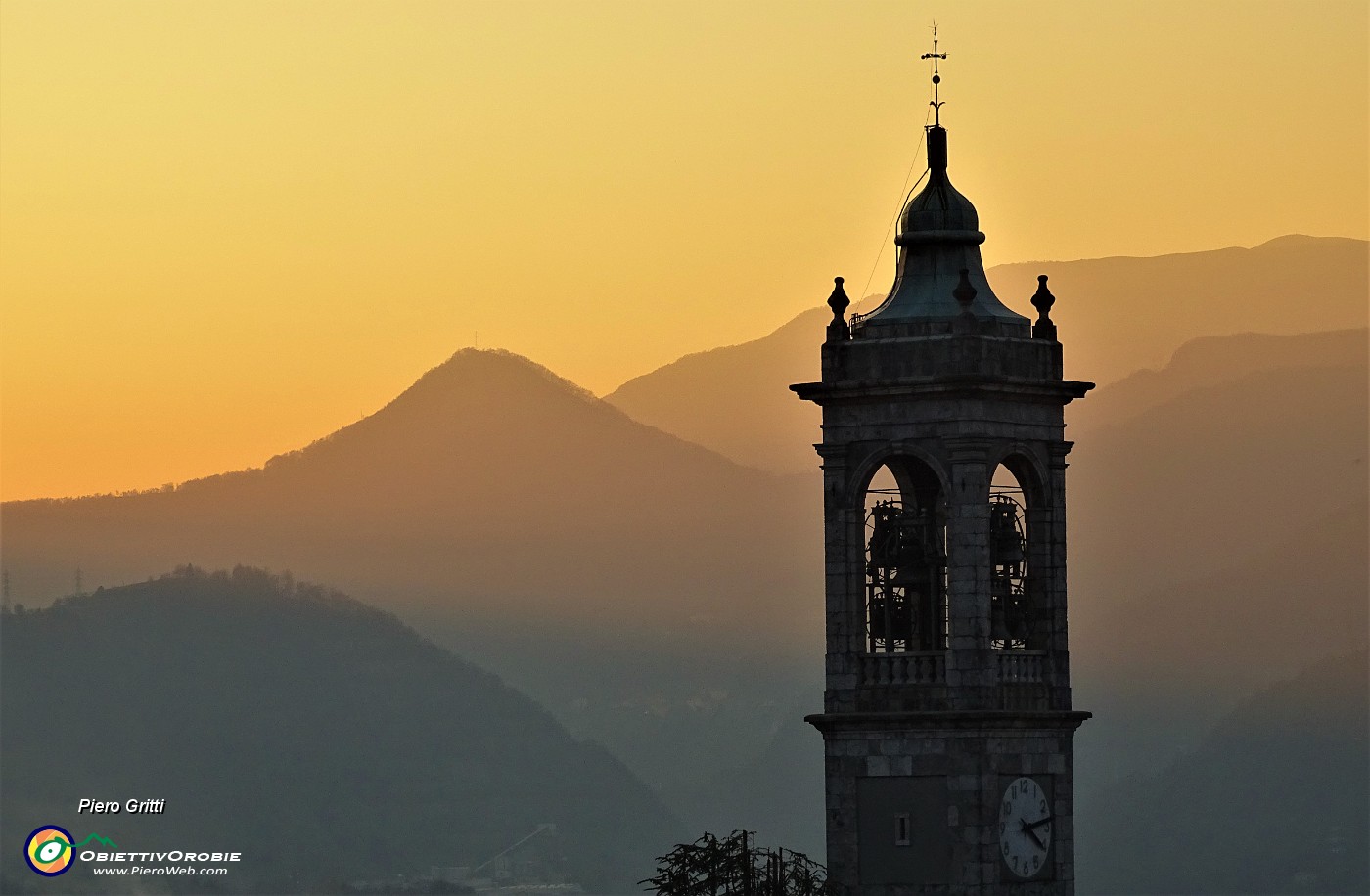 98 Ombre e colori del tramonto dal campanile della chiesa di Endenna verso il Monte Ubione e il Linzone.JPG